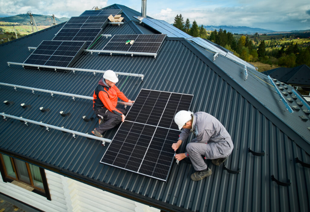 Zwei Techniker installieren eine Photovoltaikanlage